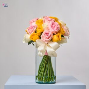 Ramo con florero de rosas combinadas